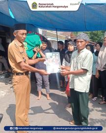 PENYERAHAN AKTA KEMATIAN ALMARHUMAH IBU JUMINEM KEPADA PIHAK KELUARGA